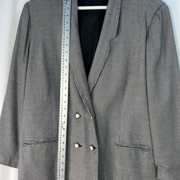 Elegant Black and White Checkered Blaze - Picture 7 of 14